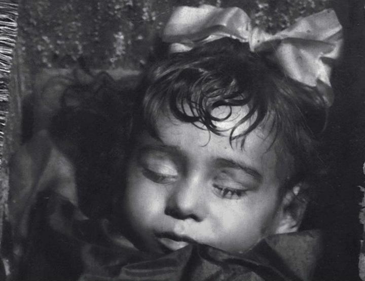 Nina Momificada Abre Y Cierra Los Ojos