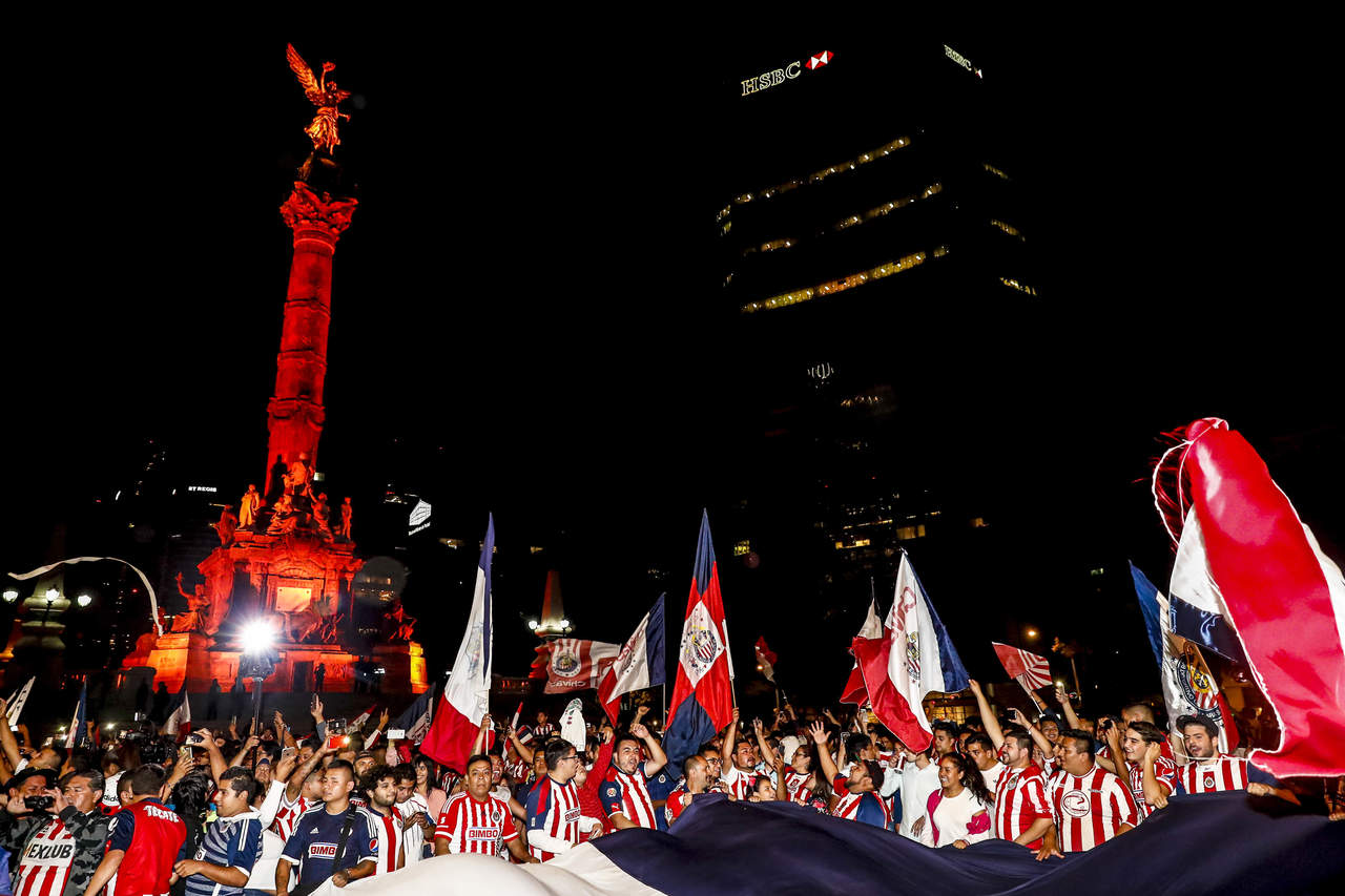 Aficionados celebran triunfo de las Chivas en la Ciudad de México - El Siglo Durango