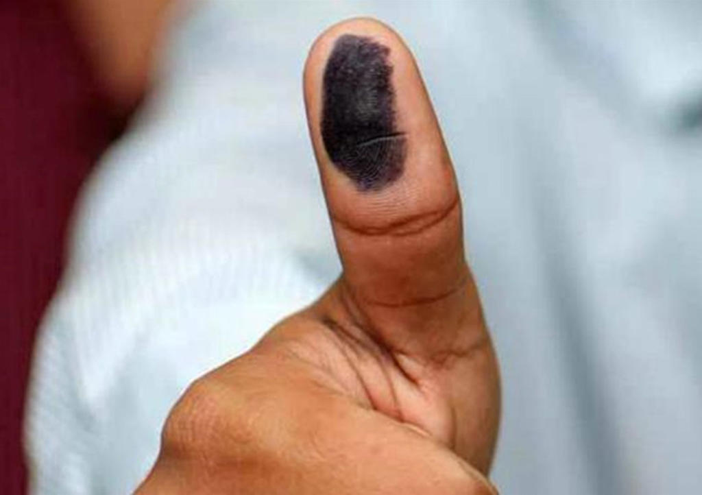 Joven se corta el dedo tras votar por el partido equivocado