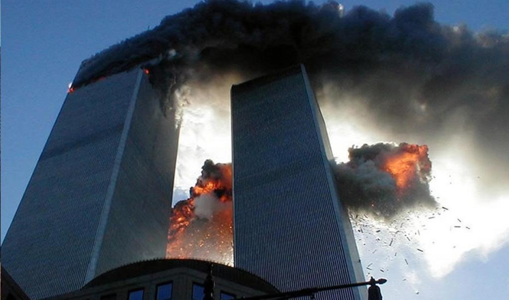 Personas Tirandose De Las Torres Gemelas