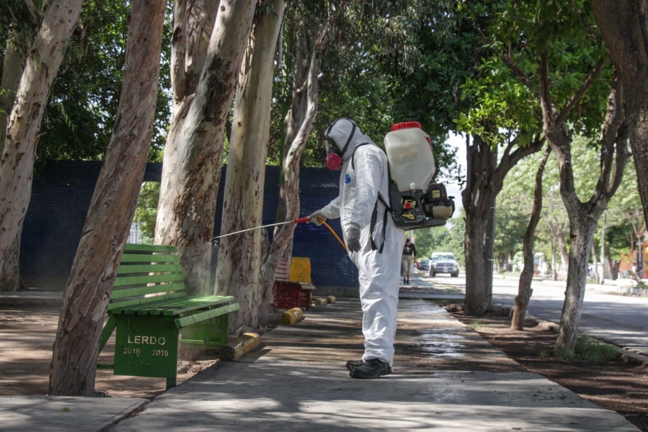 Aplican sanitización diaria en diferentes espacios públicos