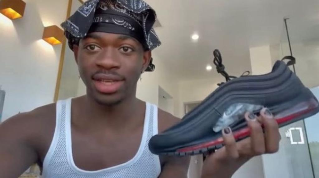 Nike no aprobó el lanzamiento de Lil Nas X y sus 'tenis satánicos'