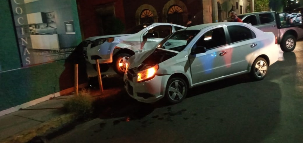 Aparatoso choque nocturno entre 2 vehículos similares