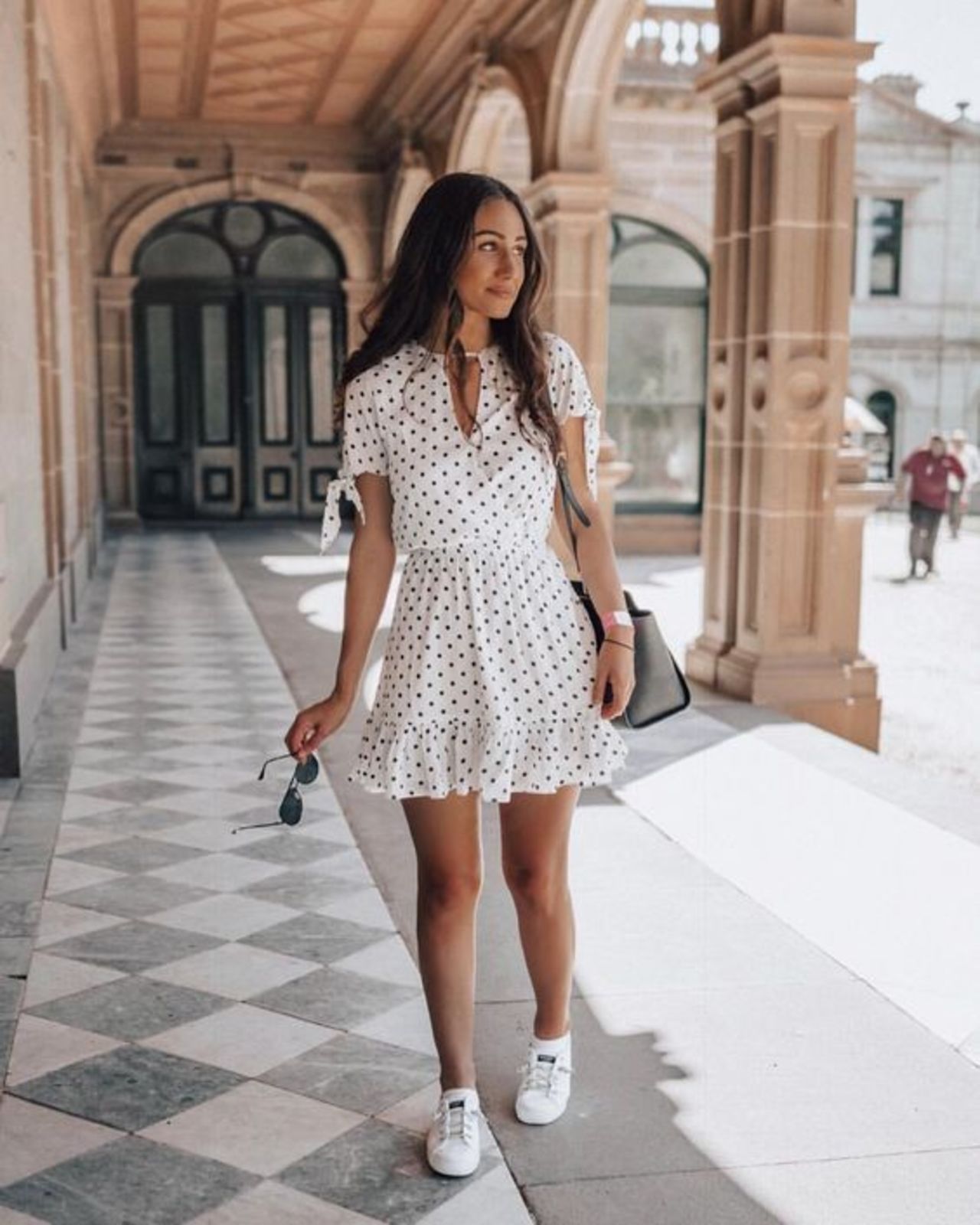 Outfit Vestido Largo Floreado Con Tenis Zapatillas Blancas Outfit