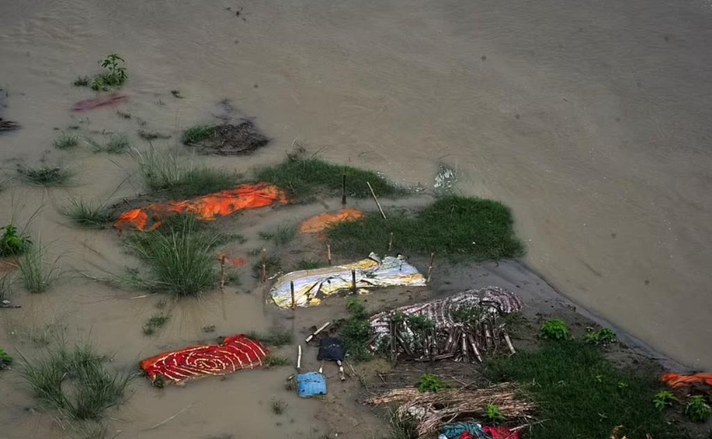Cadáveres de víctimas COVID flotan entre inundaciones en India - Vimarsana News