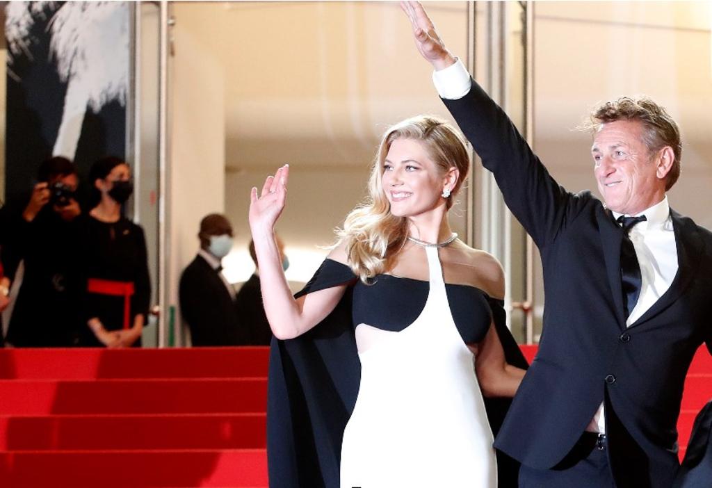 Sean Penn y su hija Dylan deslumbran la alfombra roja de Cannes - Vimarsana News
