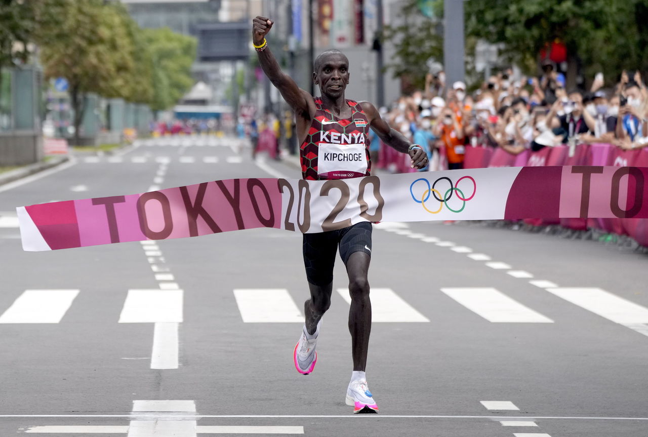 Eliud Kipchoge revalida su corona - Vimarsana News