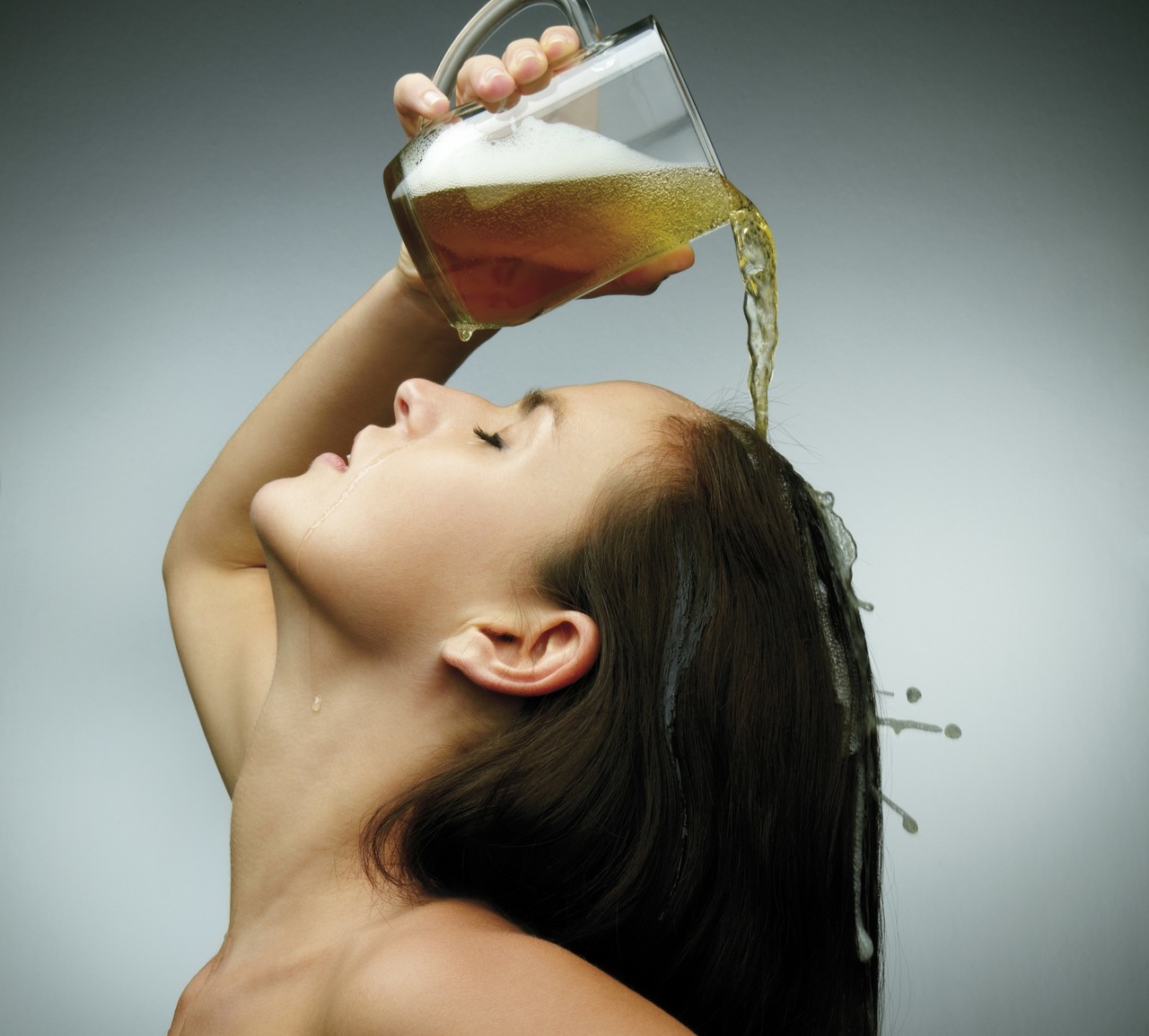 Beneficios de la cerveza en el cabello - Vimarsana News