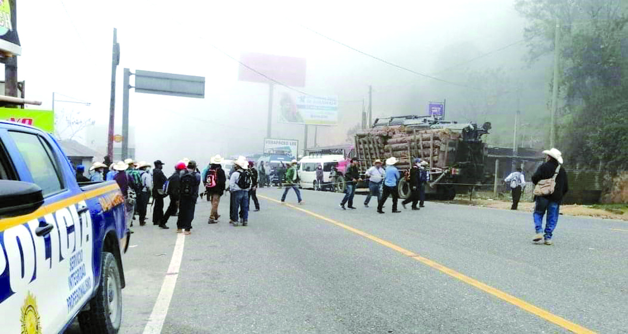 Exmilitares bloquean carreteras - Vimarsana News