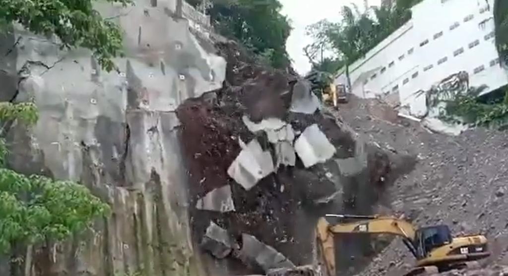 Cerro se desploma en Puerto Vallarta frente a turistas - Vimarsana News