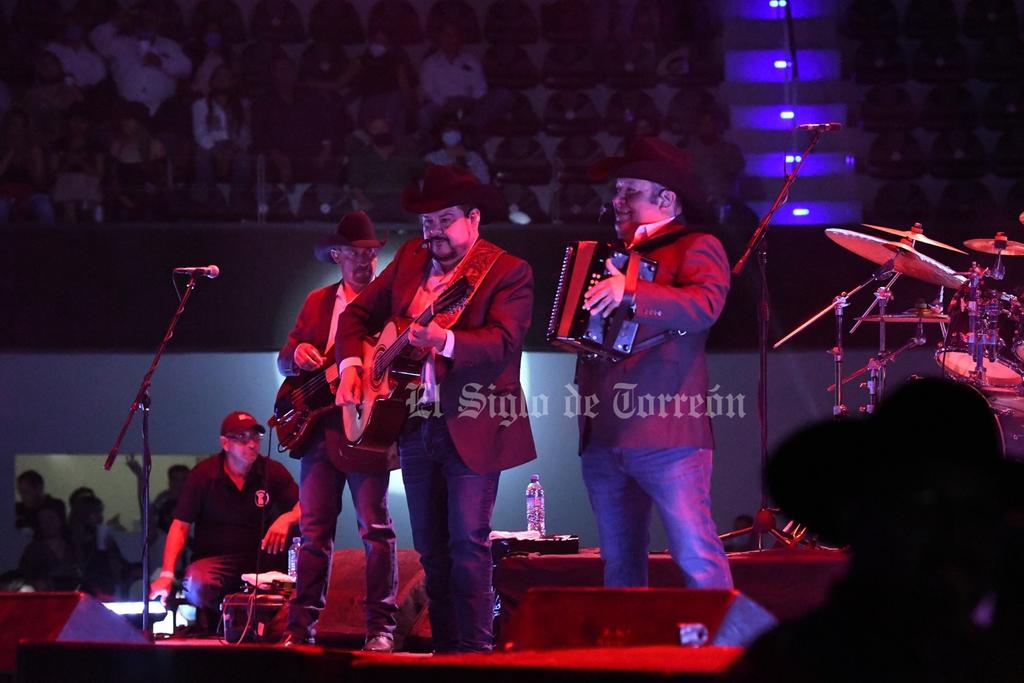 Laguneros disfrutan de la música norteña de la mano con el grupo Pesado - Vimarsana News