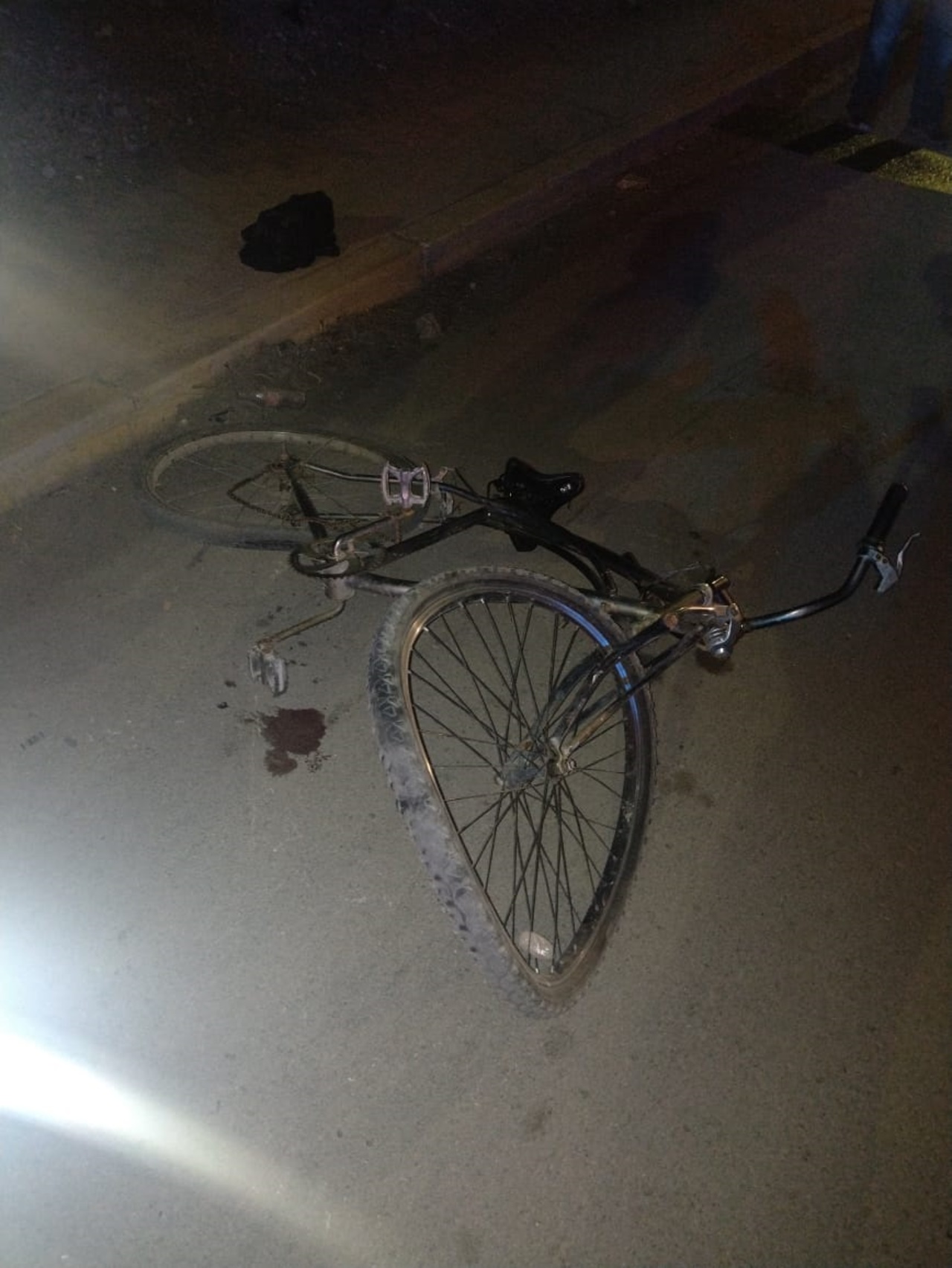 Camioneta arrolla a un ciclista y lo mata - Vimarsana News