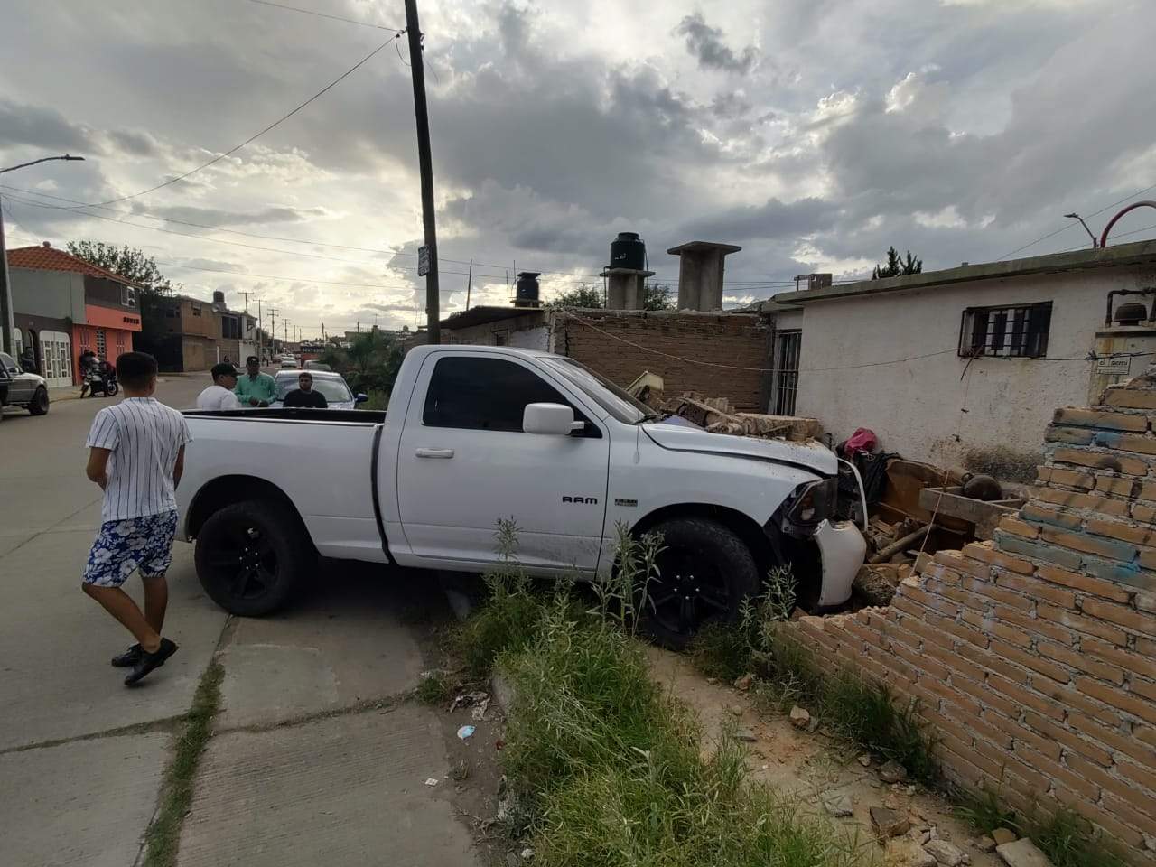 Camioneta tumba la barda de un domicilio en Villas del Guadiana I - Vimarsana News