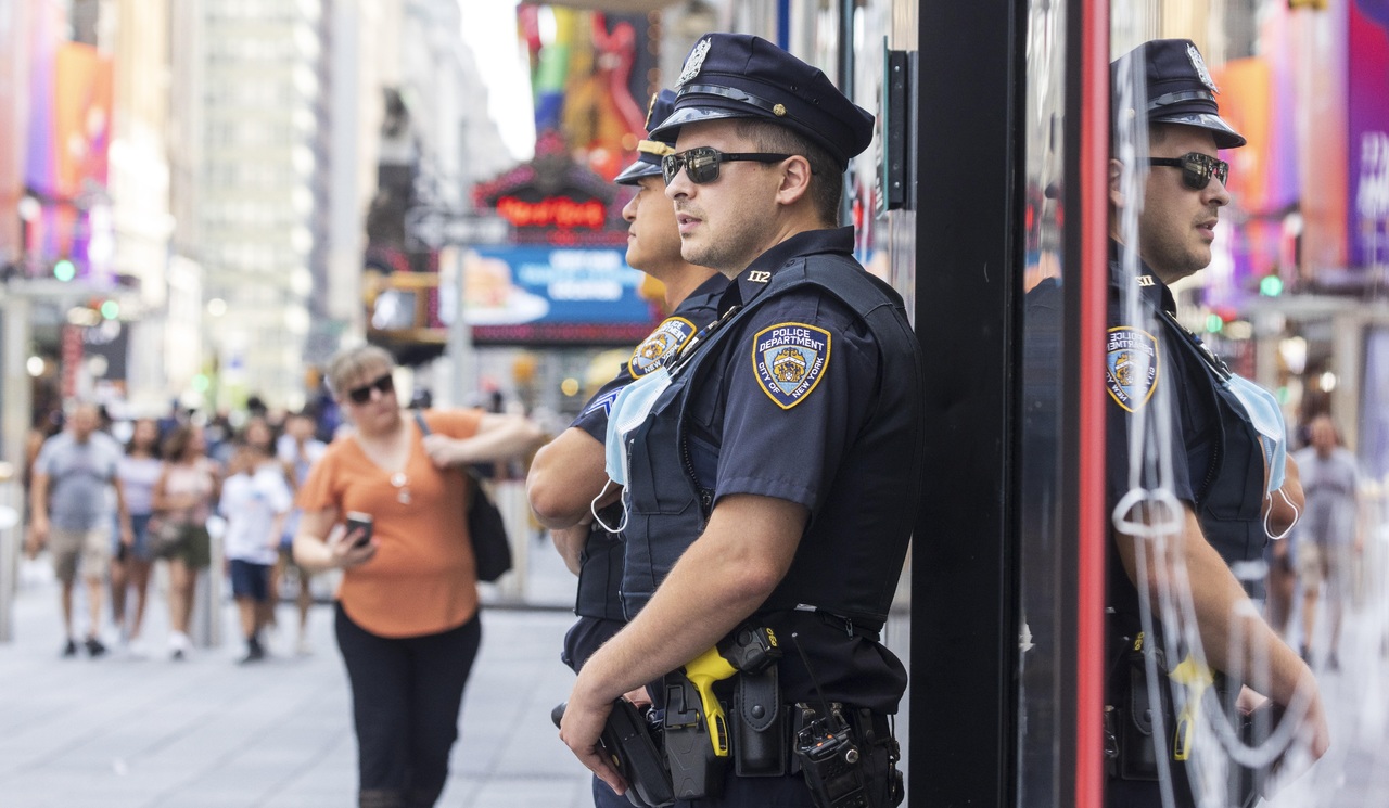 Policías demandarían si se les exige vacuna