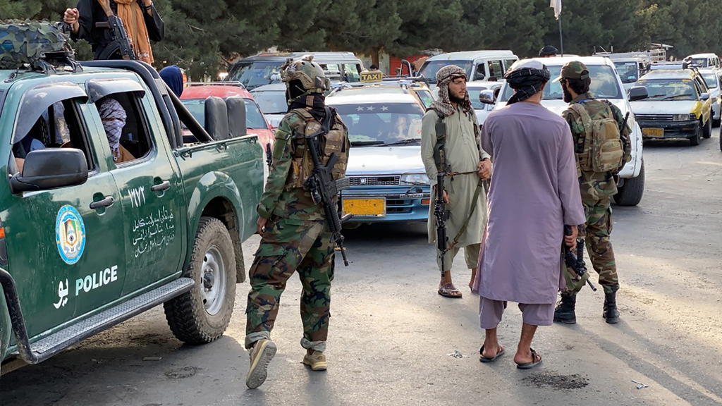 Al menos una persona muere tras caer un cohete en inmediaciones del aeropuerto de Kabul - Vimarsana News