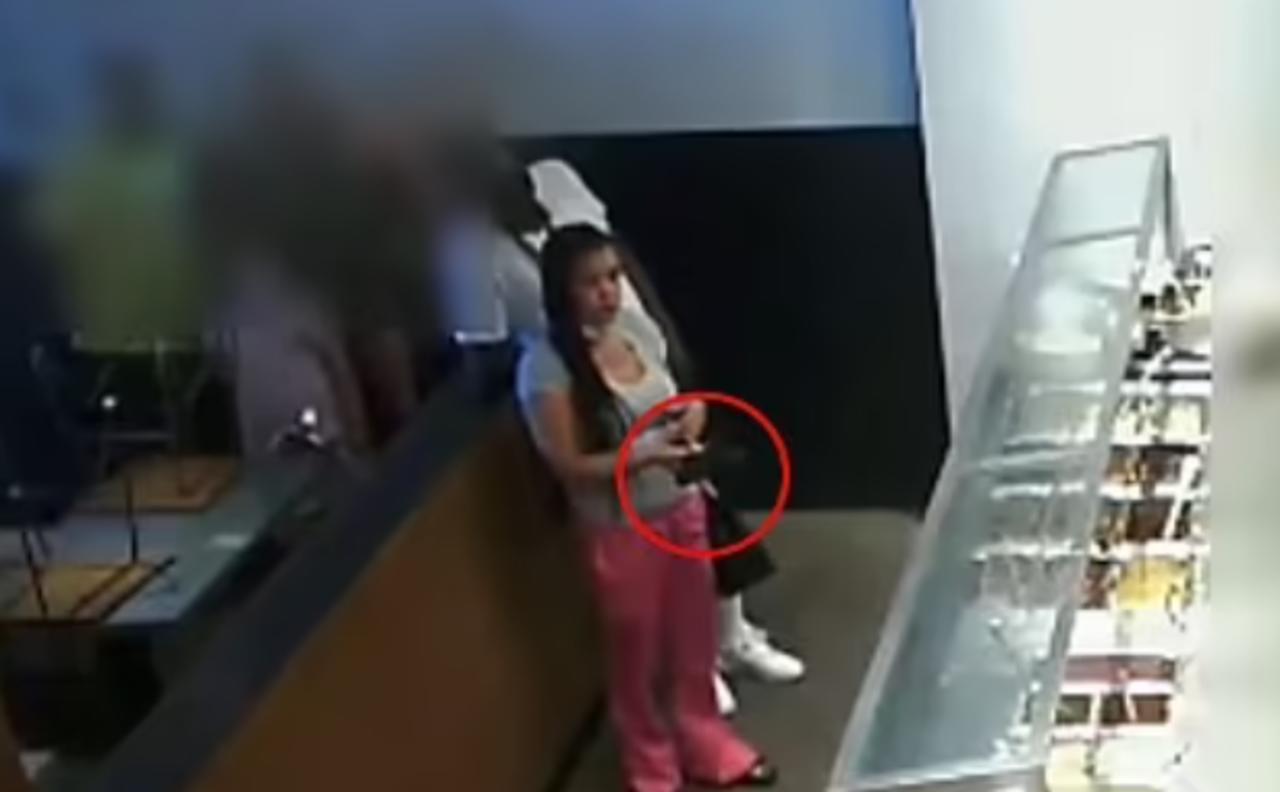 Mujer amenaza con un arma a empleados de restaurante por insólito motivo 