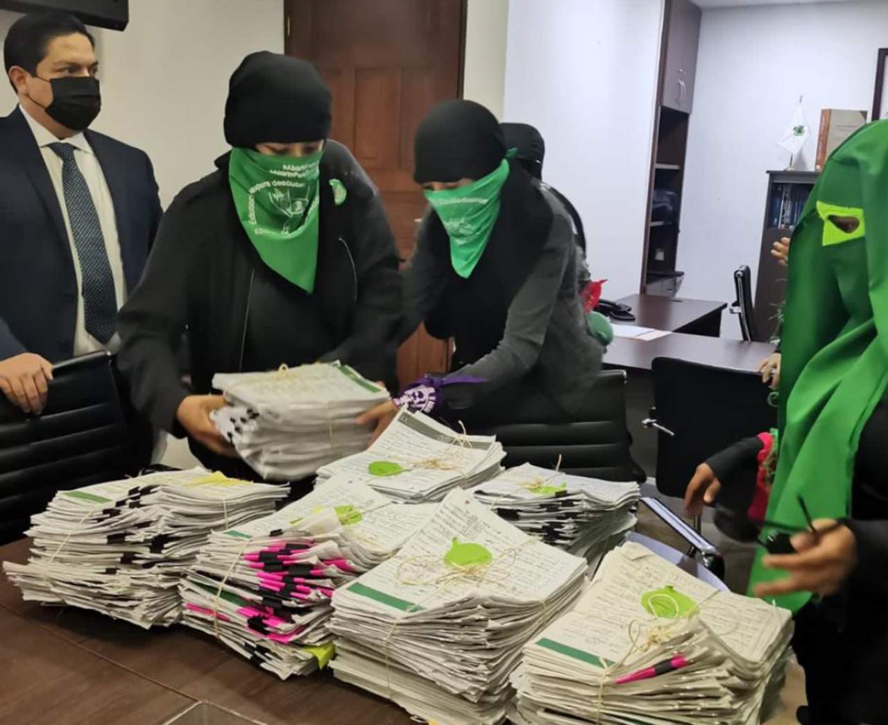 Feministas entregaron firmas por un aborto legal y seguro en Durango - Vimarsana News
