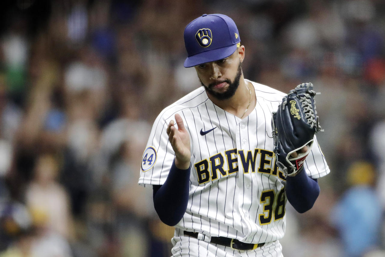 El relevista Devin Williams de Cerveceros se fractura mano tras festejo - Vimarsana News