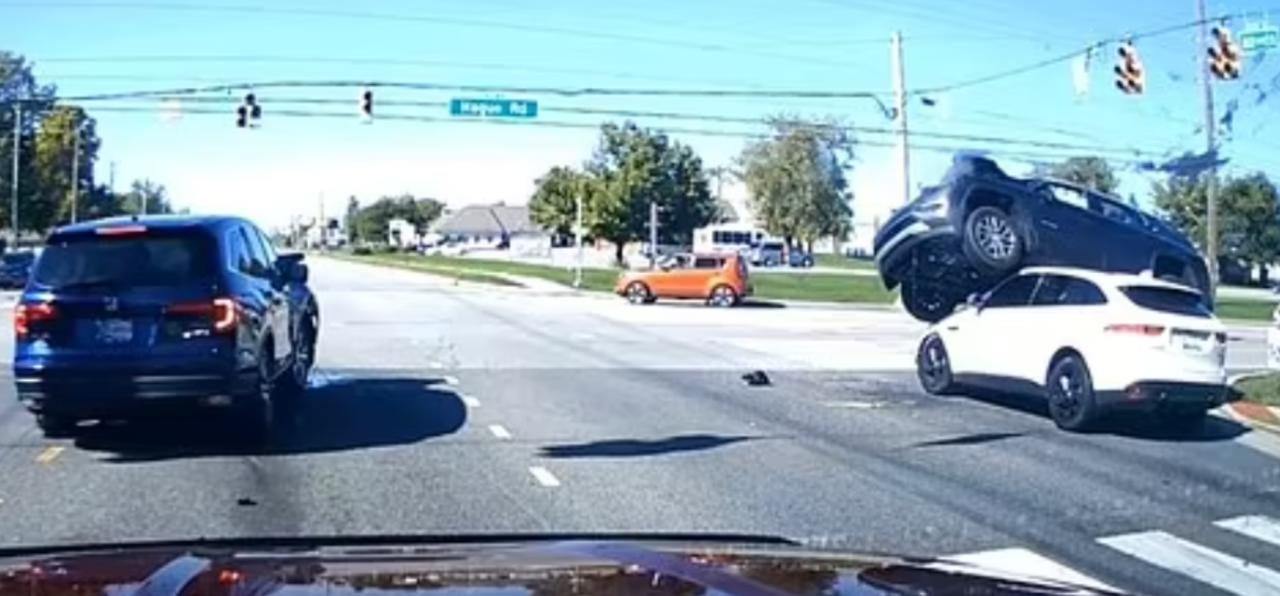 Camioneta termina sobre otro auto tras ser embestida tras ignorar un  semáforo en rojo