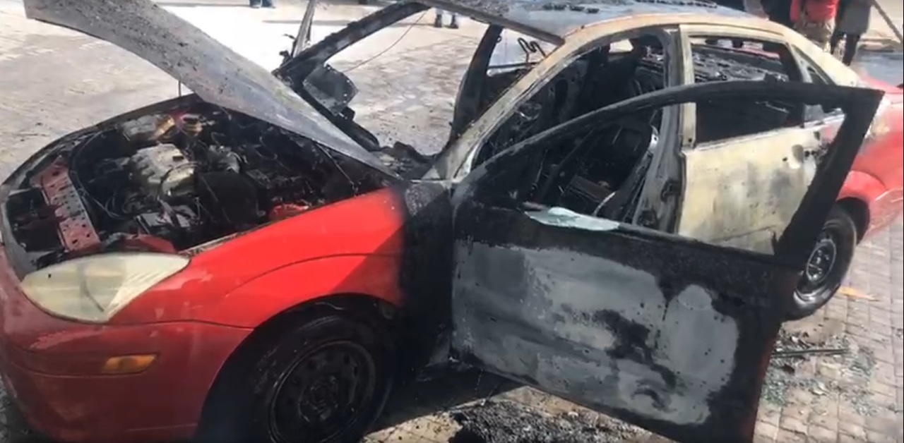 Fuego consume un automóvil en plaza comercial