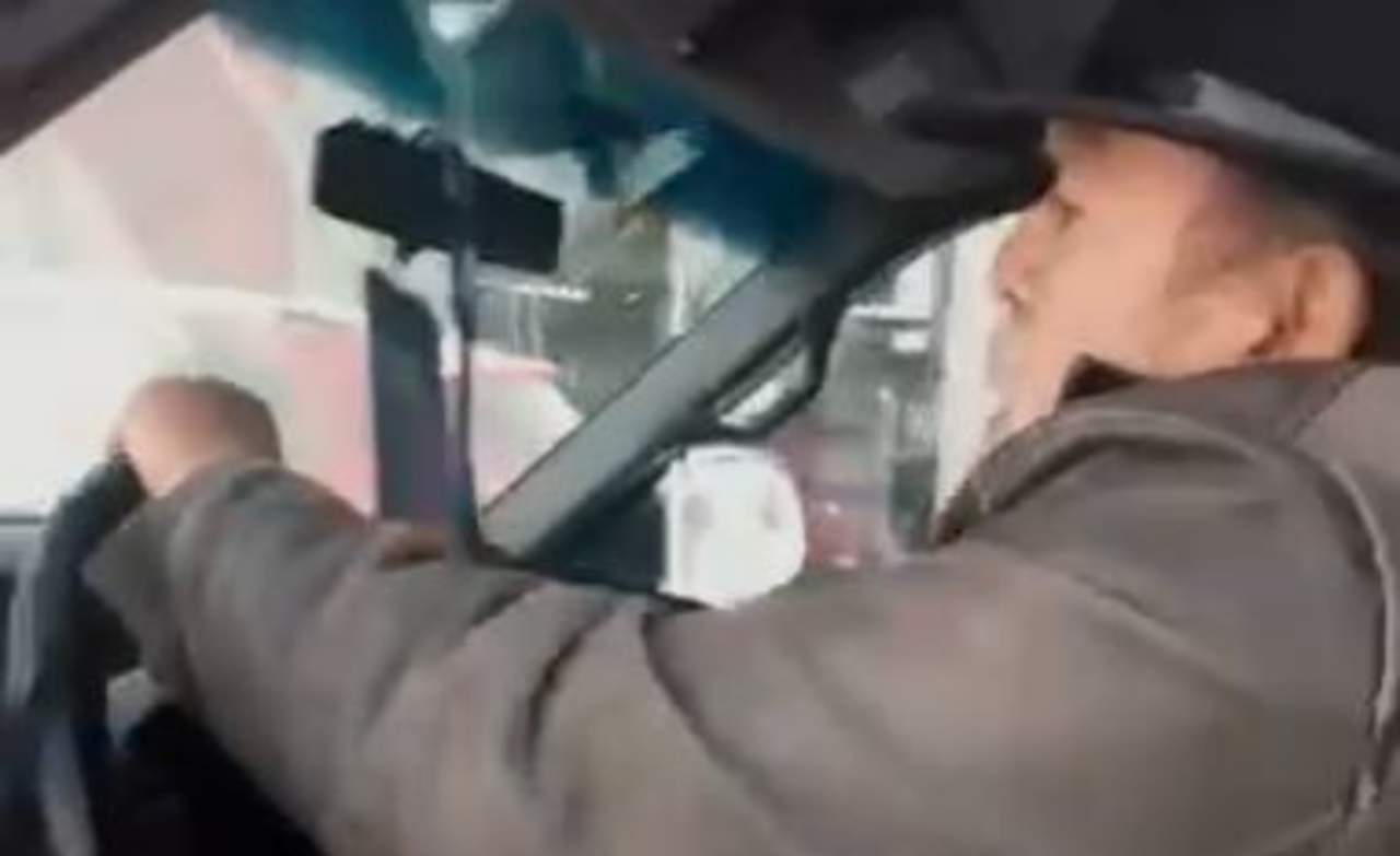 VIDEO: Exhiben a conductor tras abalanzar su vehículo contra policías viales en Durango