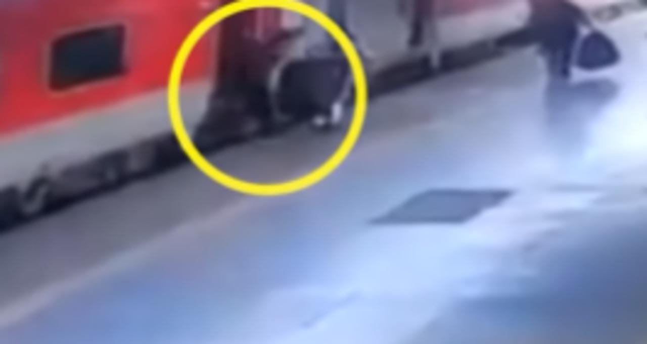 Mujer intenta abordar un tren en movimiento y termina cayendo hacia las vías