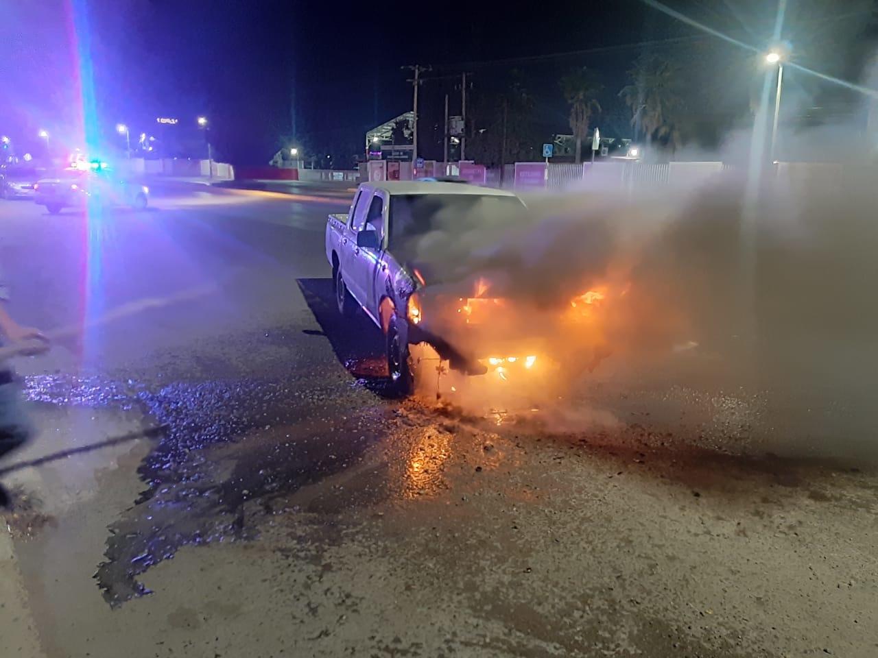 Se incendia camioneta en el bulevar Rebollo Acosta de Gómez Palacio