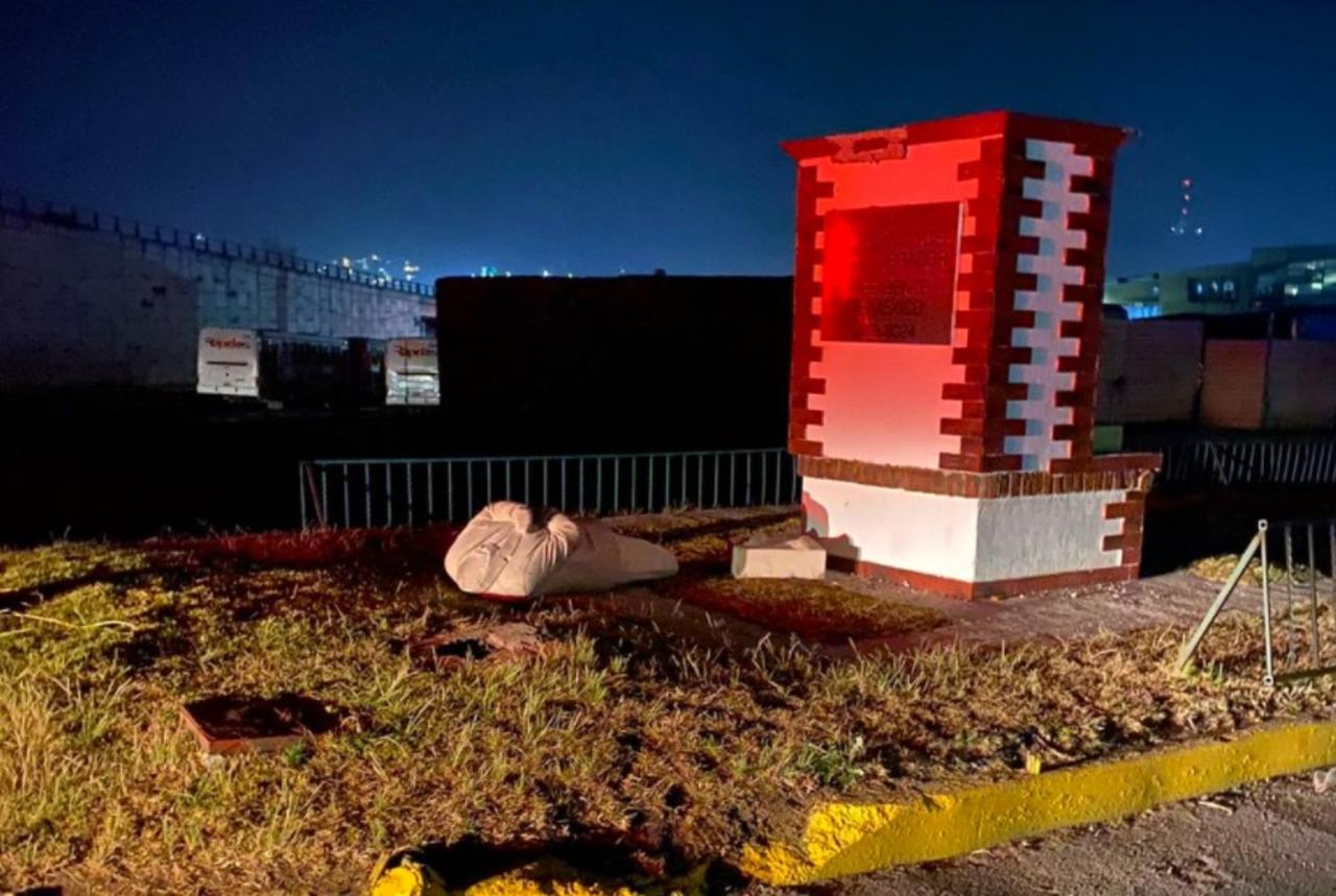 Escultura de AMLO en Atlacomulco inicia el Año Nuevo 2022 en el piso y sin cabeza