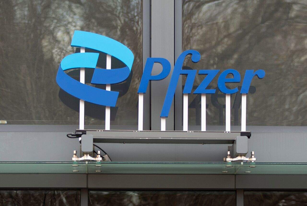 Pfizer afirma que tendrá lista en marzo una nueva vacuna contra ómicron