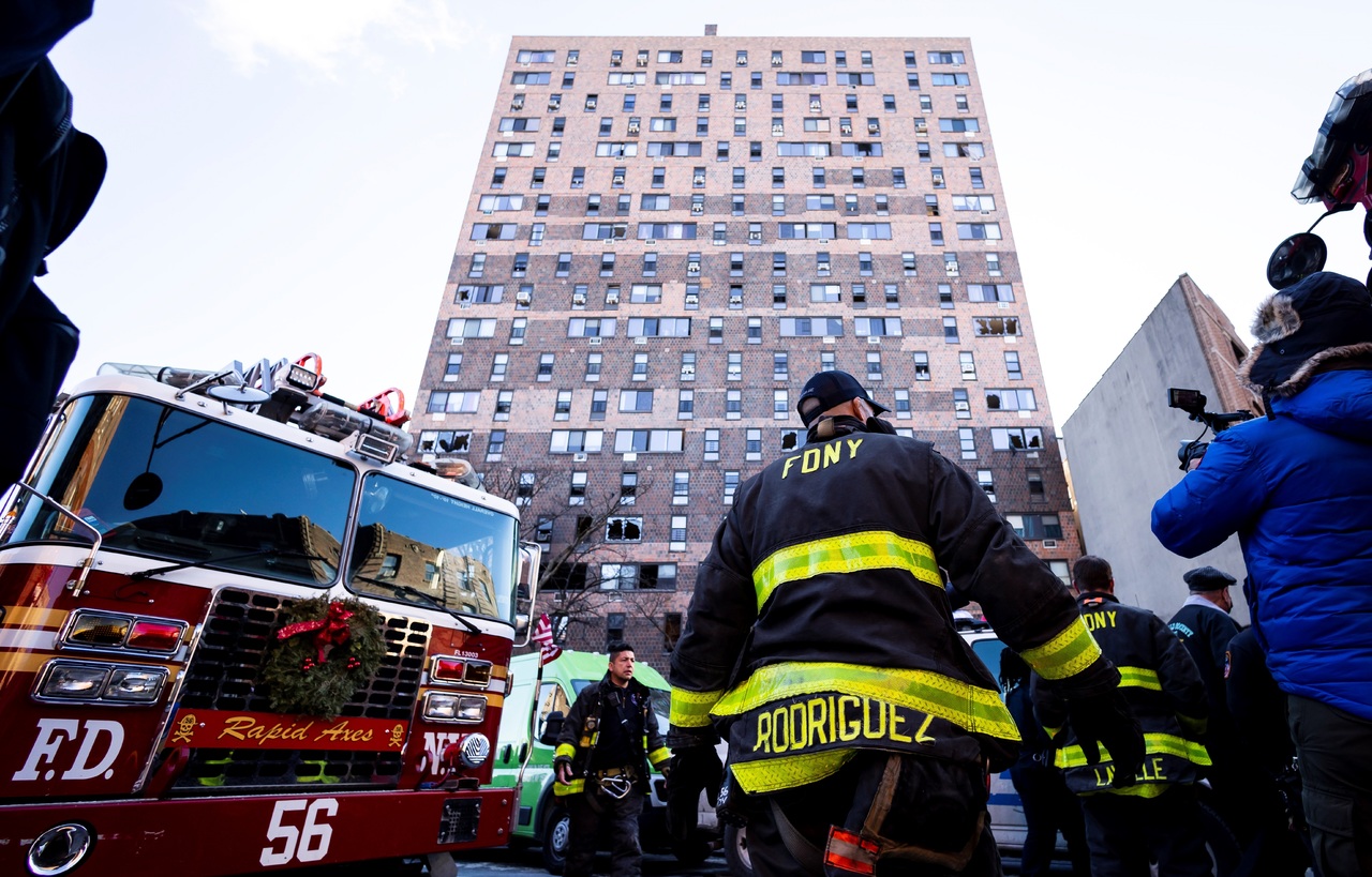 Rebajan a 17 los muertos en el incendio del barrio del Bronx
