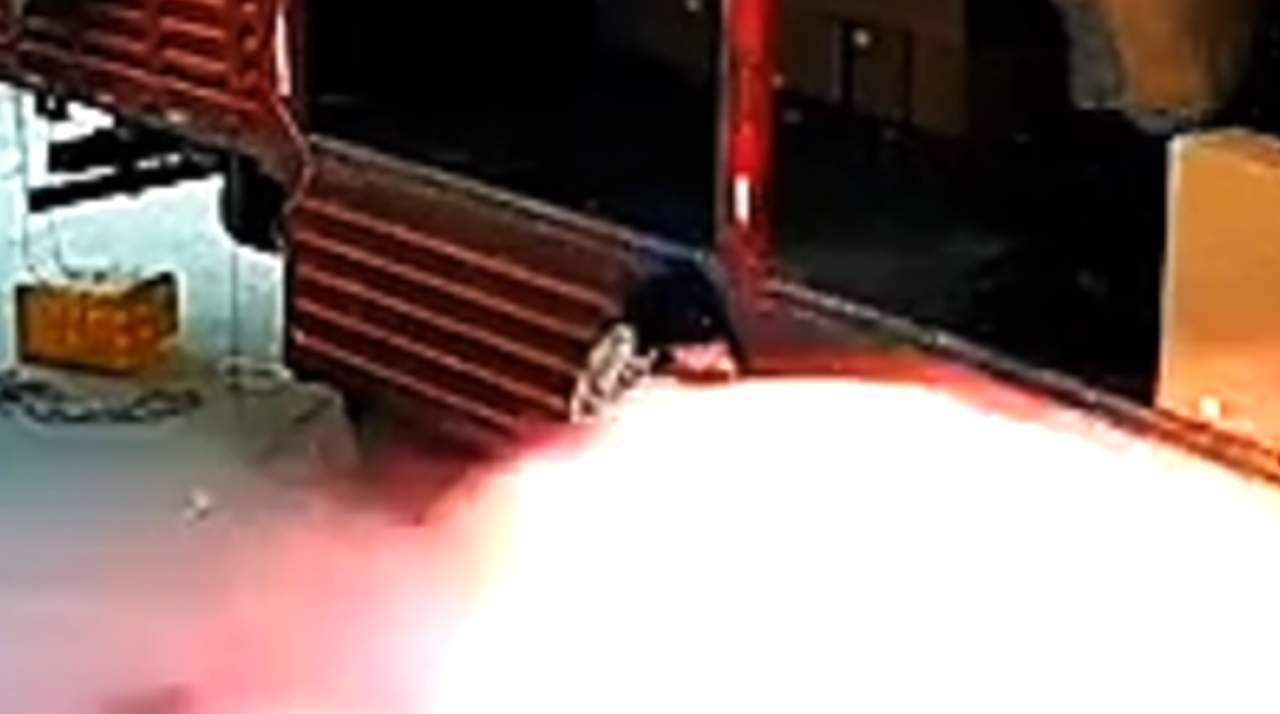 VIDEO: Caja llena de pirotecnia explota frente al empleado que la bajó de un camión