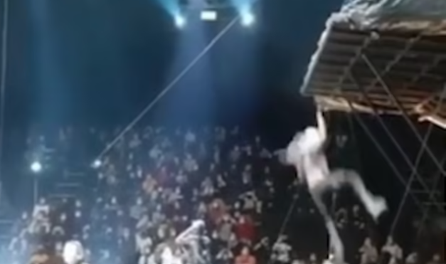 Acróbata cae desde 6 metros de altura tras error durante presentación de circo