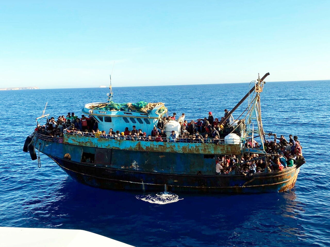 Barco del artista Bansky lleva 58 migrantes a Lampedusa
