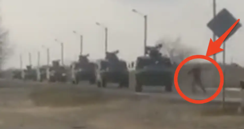 VIDEO: Hombre intenta detener a convoy armado ruso al pararse en frente de  los vehículos