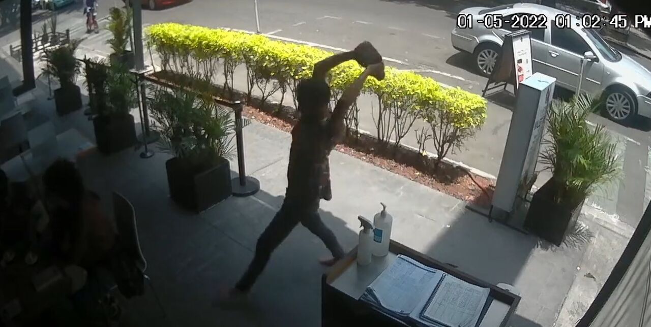 VIDEO: Hombre ataca con un tabique a menor en CDMX