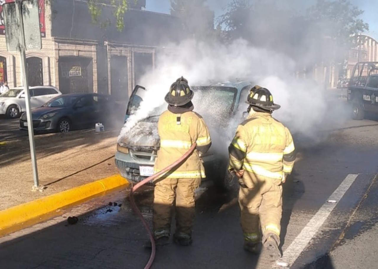 Camioneta se incendia en bulevar Dolores del Río