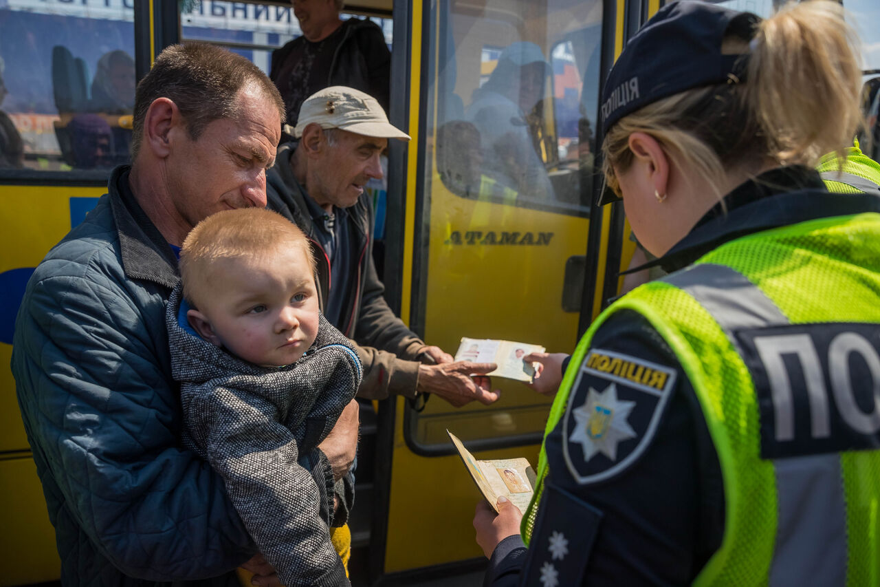 Ucranianos evacuados de Mariúpol van en camino a Zaporiya