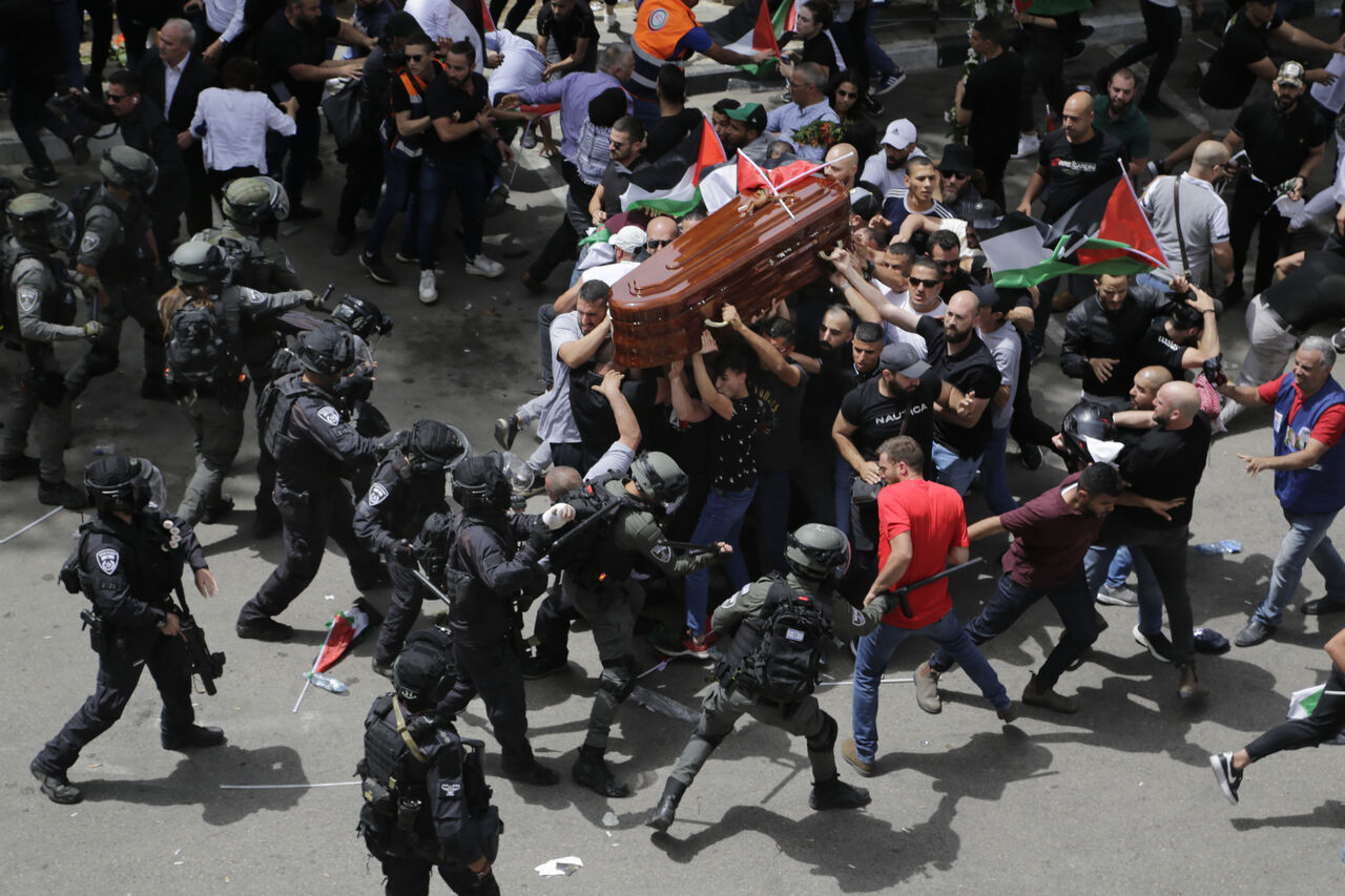 Fuerzas israelíes agreden asistentes a funeral de periodista palestina Shireen Abu Akleh