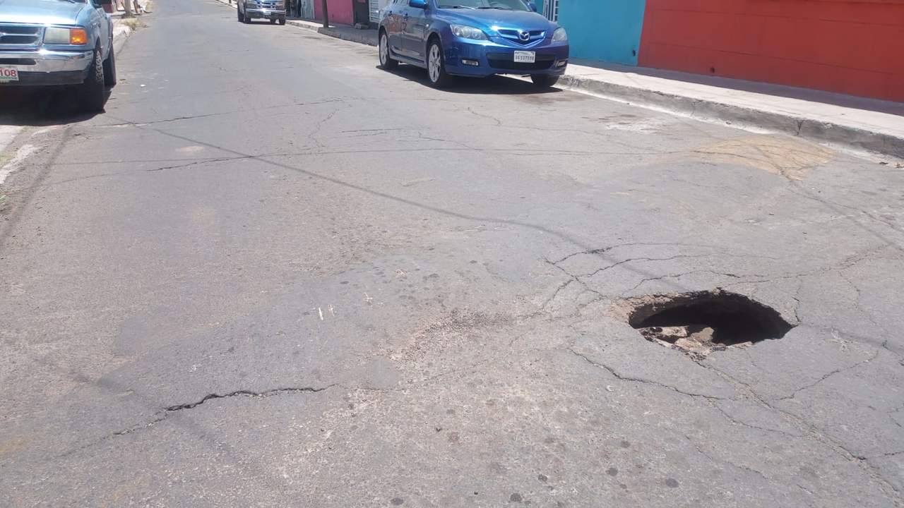 Reportan socavón en calle Juan E. García