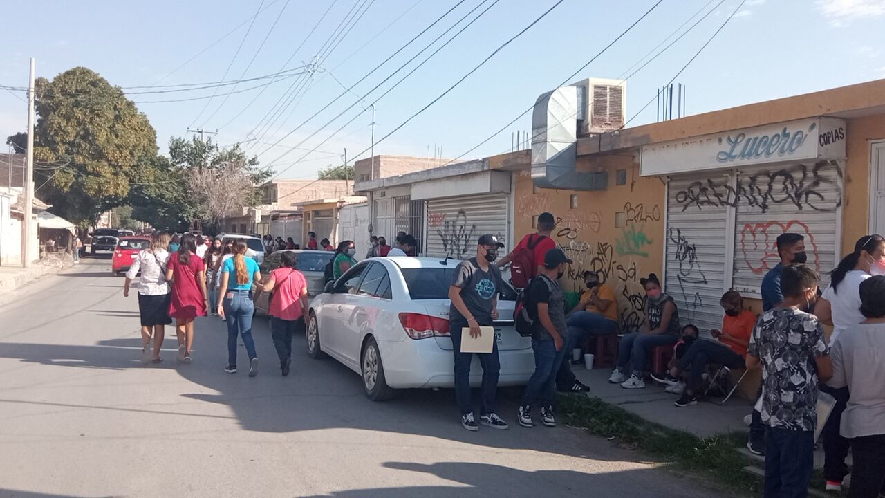 Familias madrugan para vacunar a sus hijos contra el COVID-19 en Gómez Palacio