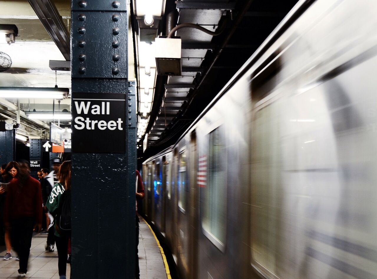 Wall Street inicia en rojo ante pronunciada caída del petróleo
