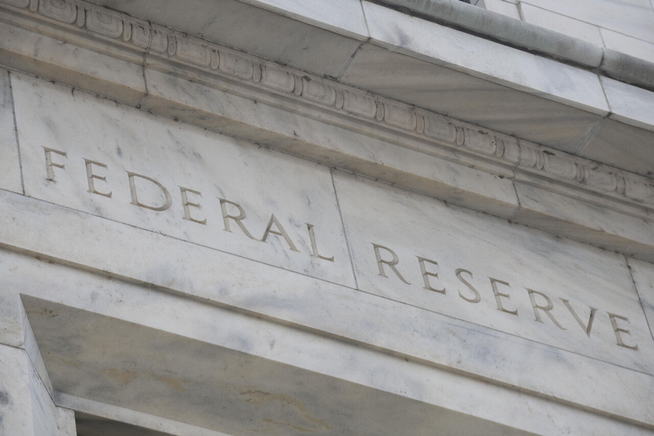Fed asegura estar 'fuertemente comprometida' a combatir la inflación en EUA