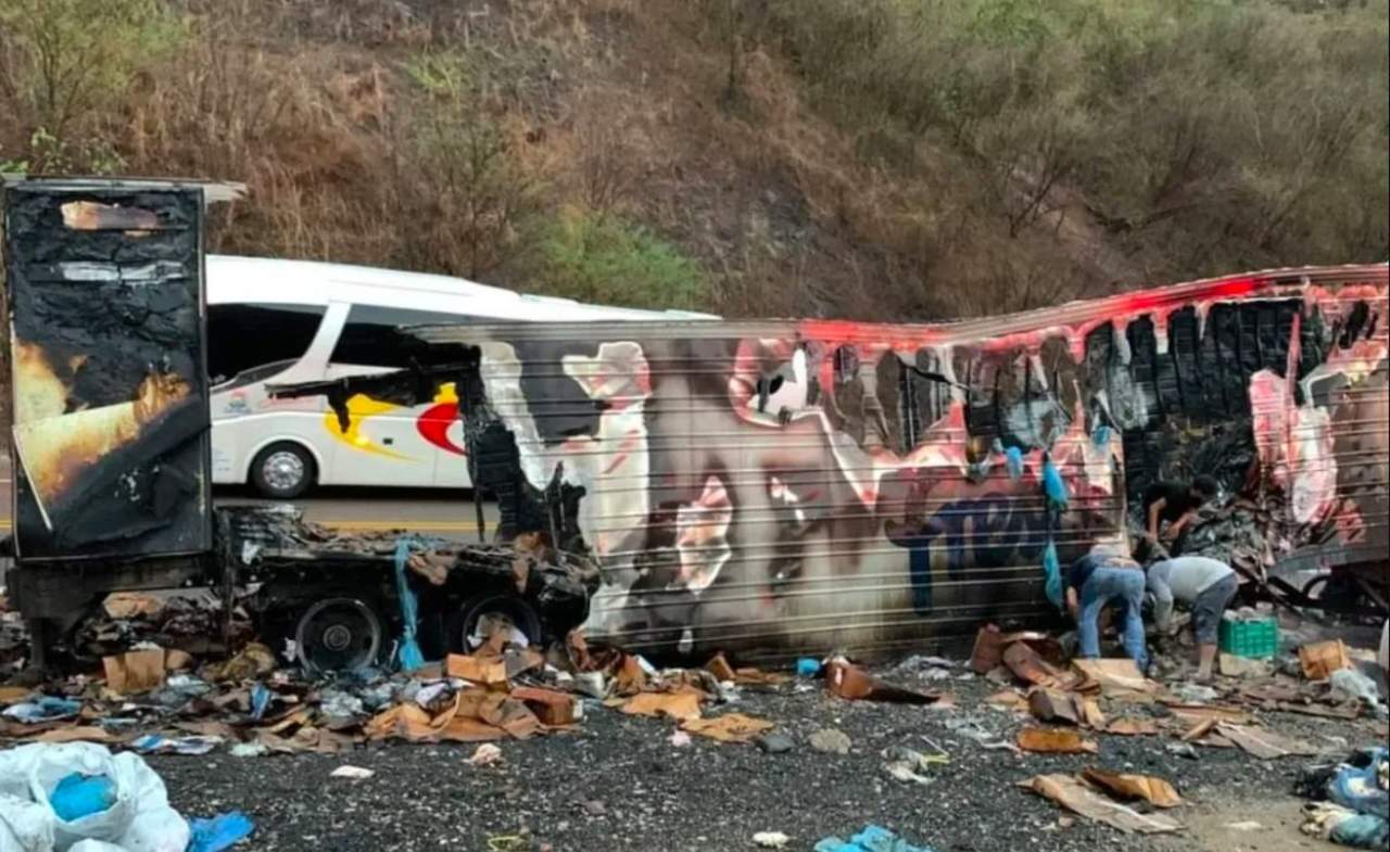 Rapiñan camión de carne tras incendiarse en la carretera Durango-Mazatlán