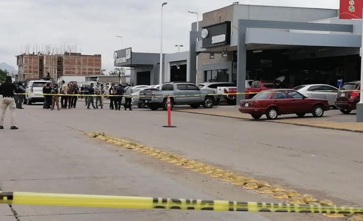 Matan a balazos a joven afuera de una agencia de autos en Culiacán